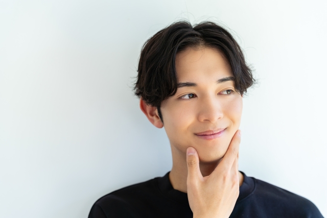 顔に手を置く男性