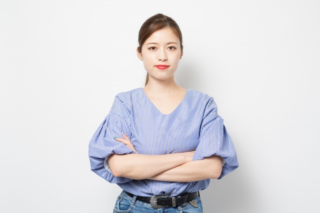 腕を組む女性