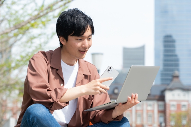 男性が確認する