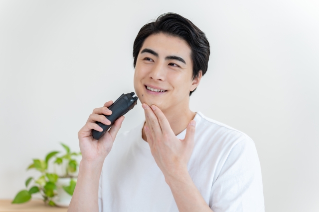 ヒゲを剃る男性