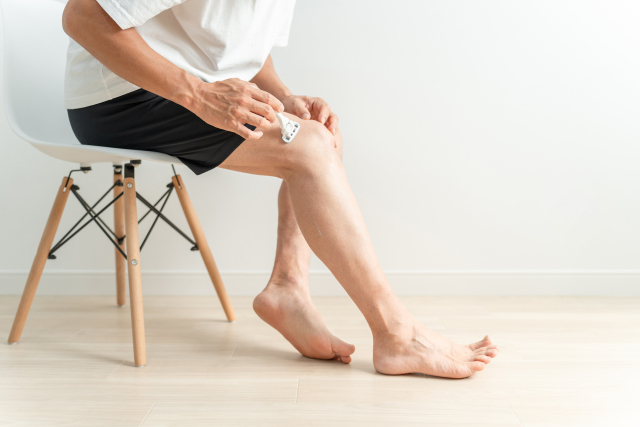 カミソリで脱毛をする男性